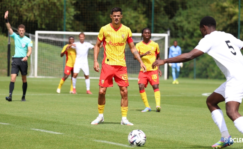 Illustration : "Mercato Lens : Une offre de 30M€ balayée et une décision radicale prise pour l'avenir d'El Aynaoui !"