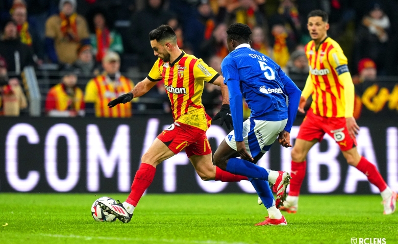 Illustration : "Mercato Lens : De nouvelles tensions chez un club de L1 en passe d'aboutir à une signature ?"