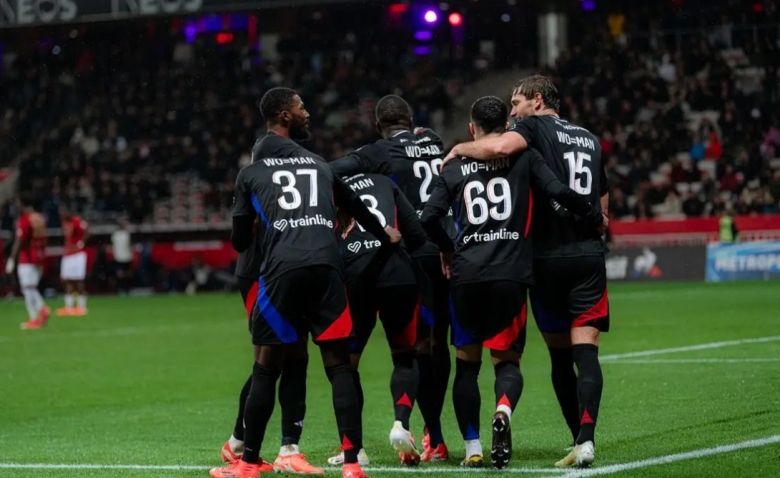 Illustration : "OL : Les ultras dézinguent Textor malgré le maintien inespéré en Ligue 1 "