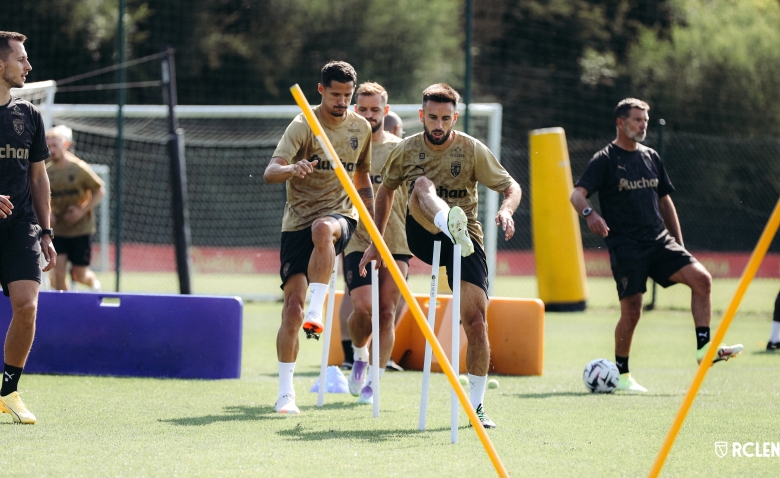 Illustration : "Mercato RC Lens : Un départ confirmé vers la Turquie en négociations avancées"