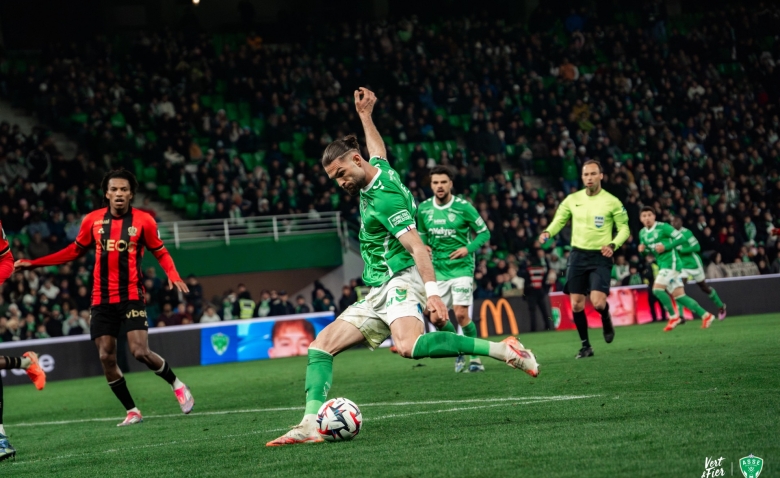 Illustration : "Mercato ASSE : Une pépite débarque en Alsace pour le plus grand bonheur des supporters !"