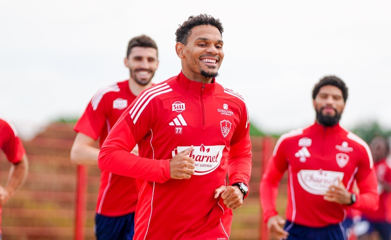 Illustration : "Mercato Brest : Un piste inattendue de Ligue 1 activée pour pallier au départ de Bizot !"