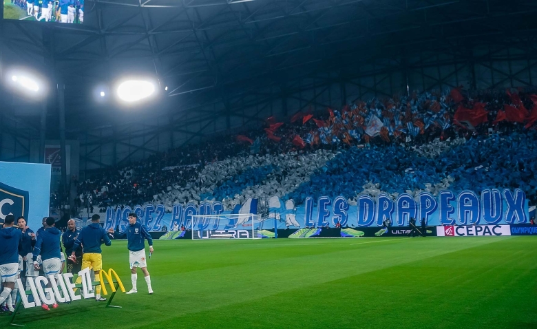 Illustration : "Mercato OM : Benatia relance un duel OL–OM pour un ailier explosif"