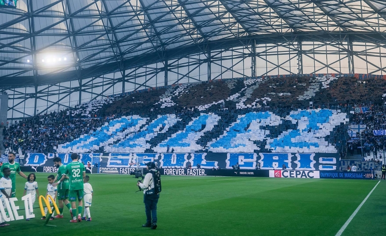 Illustration : "Mercato OL : Un concurrent de Ligue 1 fonce sur un phénomène lyonnais de 2024-2025 !"