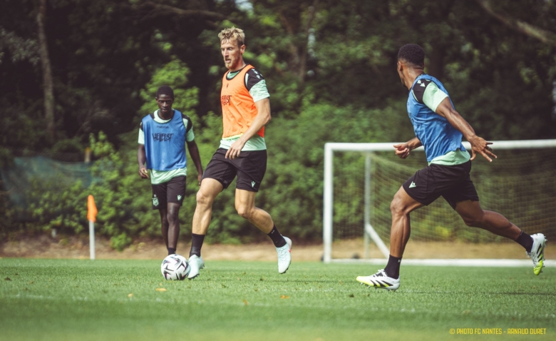 Illustration : "Mercato FC Nantes : Un scénario surréaliste chamboule le mercato en interne"