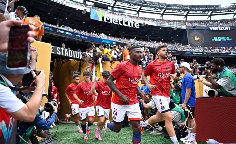 Illustration : "Mercato PSG : Une cible offensive émerge en même temps que deux options défensives"