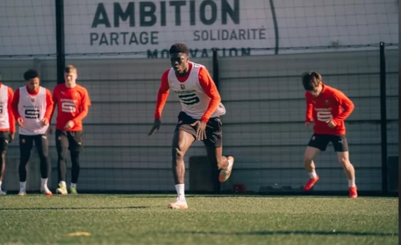 Illustration : "Mercato Rennes : Une signature prometteuse et un départ officialisé dans la foulée !"