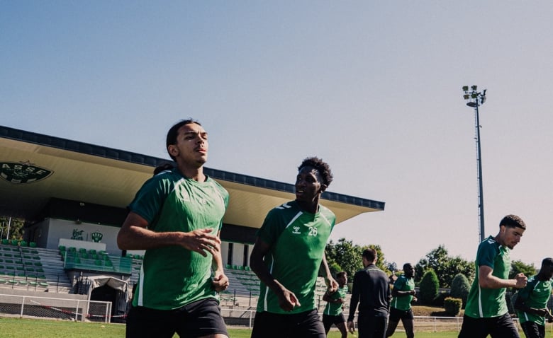 Illustration : "Mercato ASSE : Un Stéphanois officialise son départ prématuré via les réseaux sociaux "