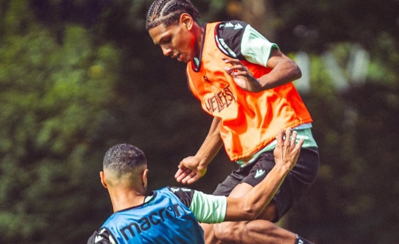 Illustration : "Mercato FC Nantes : Un départ prévu remis en question à la dernière minute"