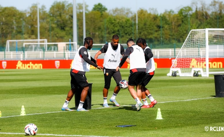 Illustration : "RC Lens : Une saison mitigée suscite de fortes interrogations"