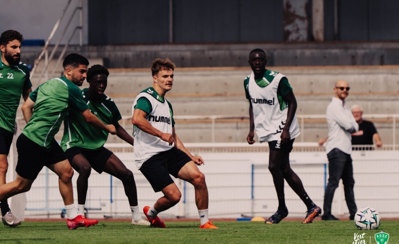 Illustration : "Mercato ASSE : Un club de Serie A frappe à la porte pour un cadre défensif"