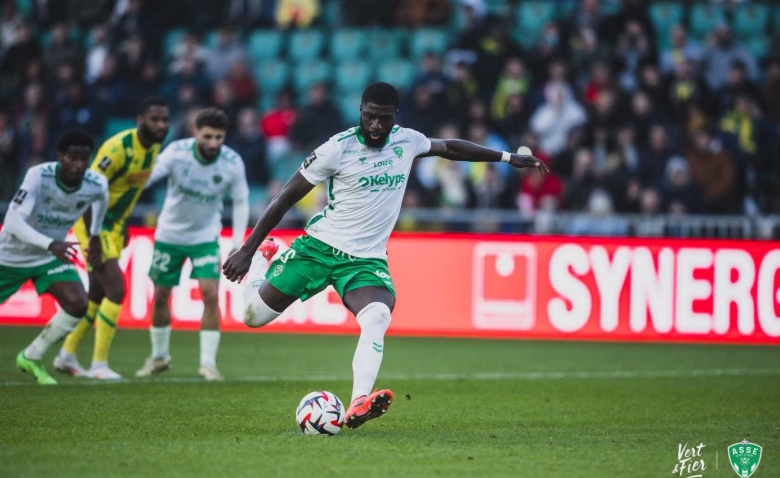 Illustration : "Mercato ASSE : Un pari très osé tenté par Kilmer Sports pour renforcer l'attaque de Sainté !"