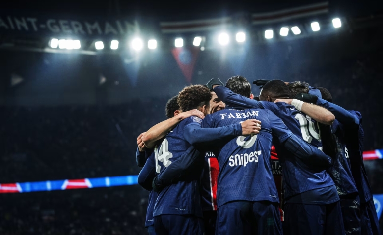 Illustration : "Mercato PSG : Deux grands clubs anglais sur un attaquant parisien "