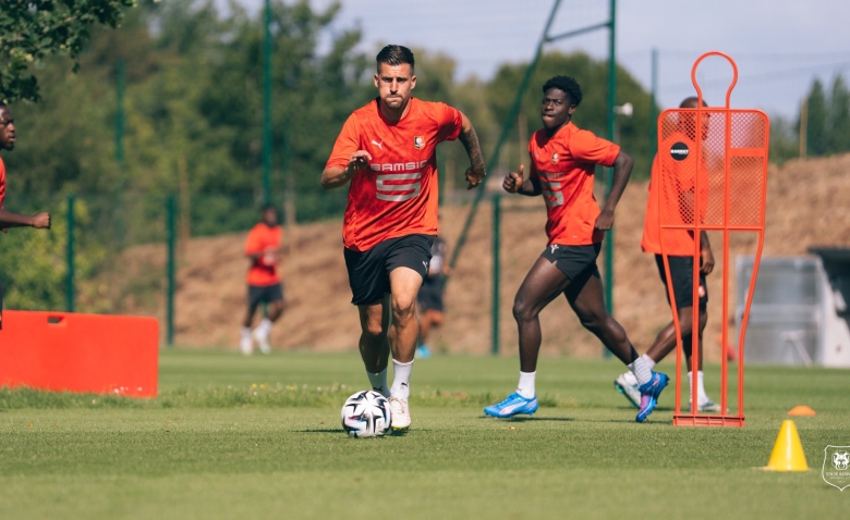 Illustration : "Mercato Rennes : Un club ambitieux de Liga fonce sur un attaquant phare de Beye !"