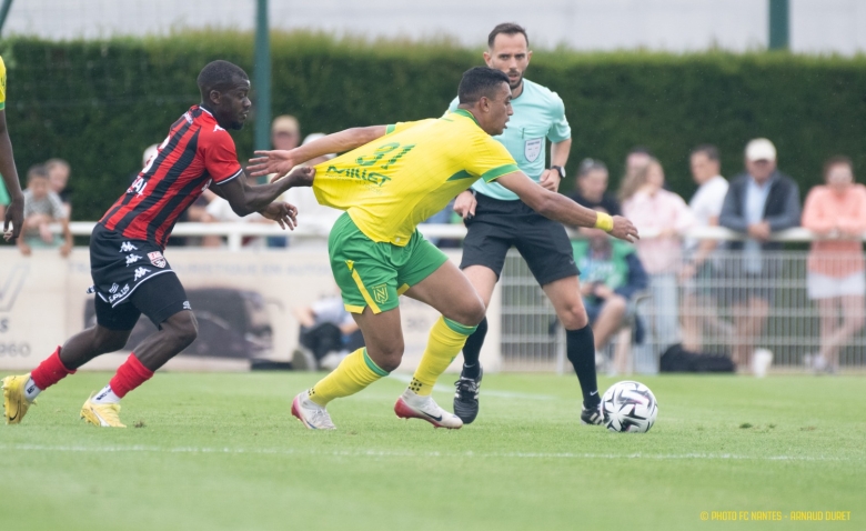 Illustration : "Mercato Nantes : Un départ précipité déjà source de regrets pour les supporters ?"