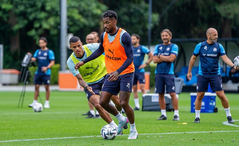 Illustration : "Mercato OM : Un transfert historique fait déjà frissonner les supporters sur la Canebière !"