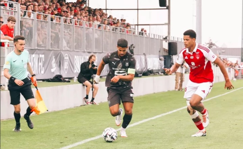 Illustration : "Stade Rennais : Une première grosse soufflante de Beye avant même le début du championnat"