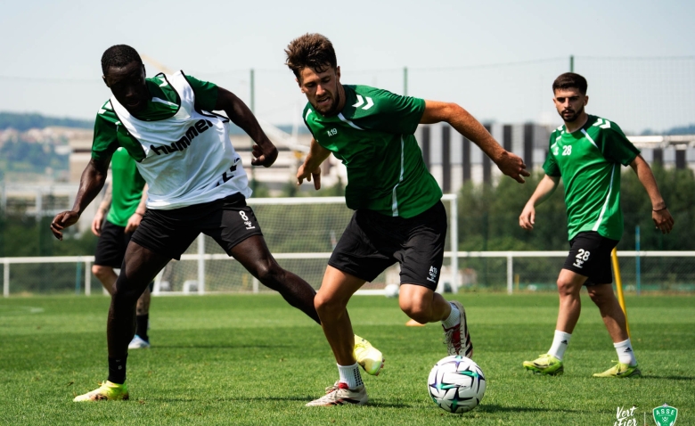 Illustration : "Mercato ASSE : Une nouvelle recrue officialisée et deux renforts attendus en défense !"