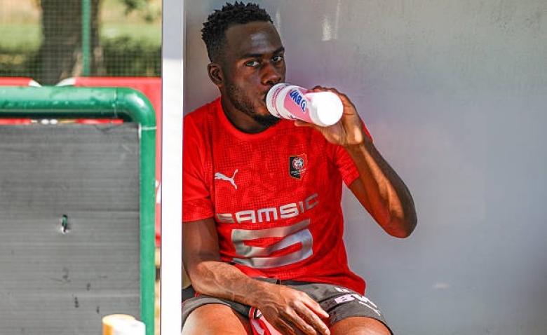 Illustration : "Mercato Rennes : Un buteur très courtisé en Ligue 1 ciblé en cas de départ de Kalimuendo !"