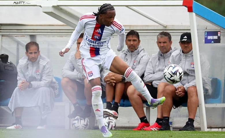 Illustration : "Mercato OL : Une offre délirante en préparation pour un protégé des supporters !"