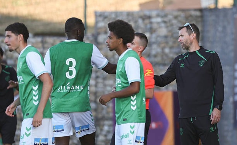 Illustration : "Mercato ASSE : Un promu en Ligue 1 double les Verts sur une cible défensive "