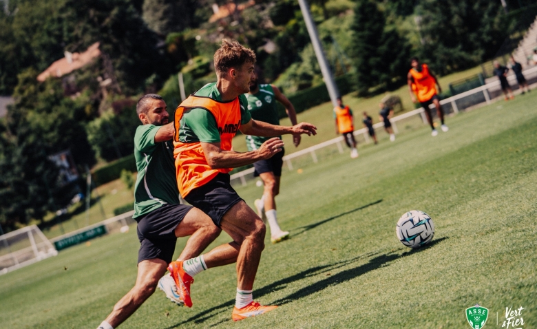 Illustration : "Mercato ASSE : Une offre imminente sur la table des Verts pour un départ prémédité"