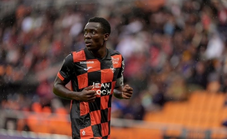 Illustration : "Mercato Lorient : Un club français emblématique a failli faire capoter l'arrivée de Kouassi"