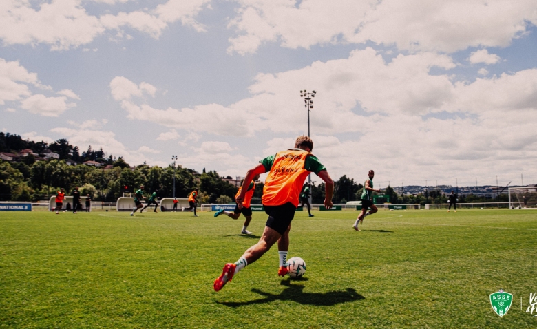 Illustration : "Mercato ASSE : Des négociations entamées pour le départ d'un Vert placé à l'écart !"
