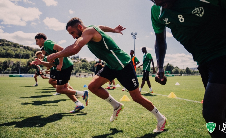 Illustration : "Mercato ASSE : Les dirigeants ont tenté un coup de poker de dernière minute pour signer un latéral !"