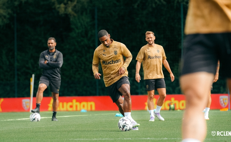 Illustration : "Mercato RC Lens : Après Frankowski, le Stade Rennais vient encore jouer les troubles-fêtes sur un nouveau dossier "