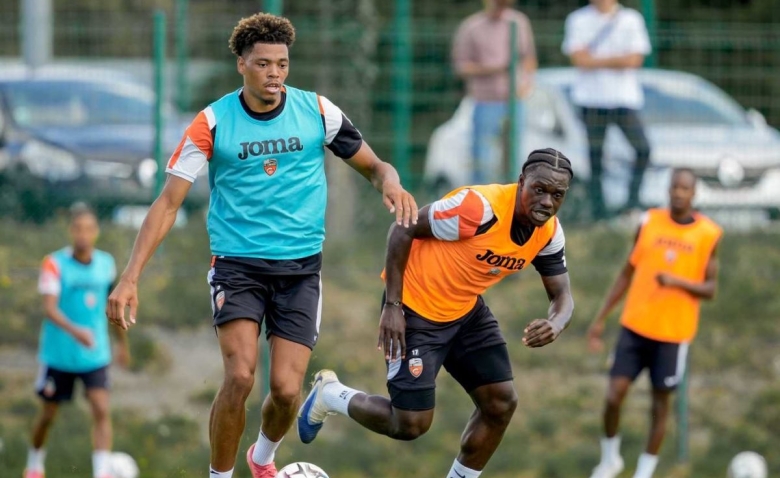 Illustration : "Mercato Lorient : Une signature officialisée pour tenir la dragée haute en L1 !"