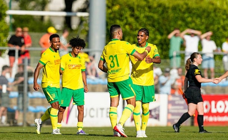 Illustration : "Mercato Nantes : Un transfert mémorable remet à flot les finances du FCN !"