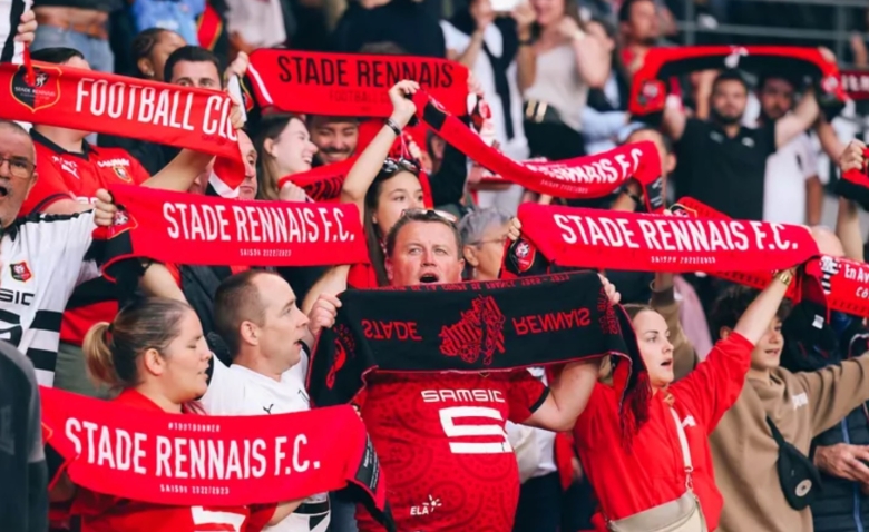 Illustration : "Mercato Rennes : Un ex-capitaine emblématique du SRFC fait un retour fracassant en Ligue 1 !"