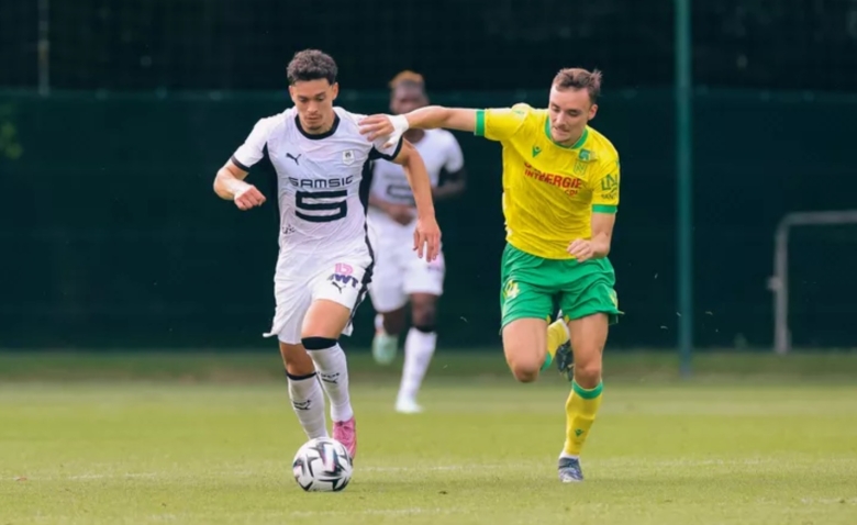 Illustration : "Mercato Rennes : Un Rouge et Noir placé sur liste de transfert par Beye à la surprise générale"