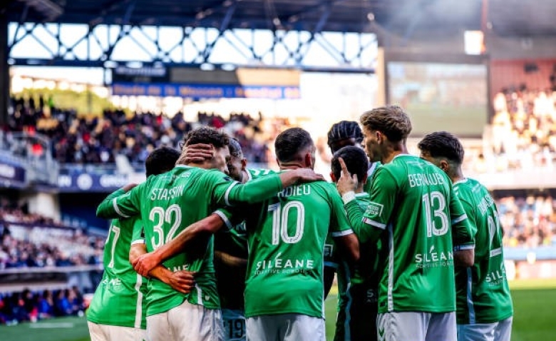 Illustration : "Mercato ASSE : L'OL approche les Verts pour un transfert déjà polémique !"