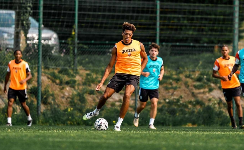 Illustration : "Mercato Lorient : Un profil défensif issu du groupe City en approche"