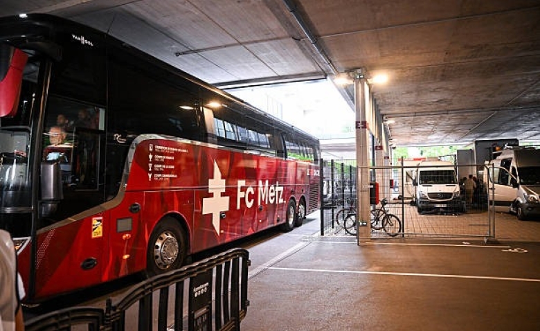 Illustration : "FC Metz - RC Strasbourg : Un ramasseur de balles a frôlé la catastrophe lors du derby  "