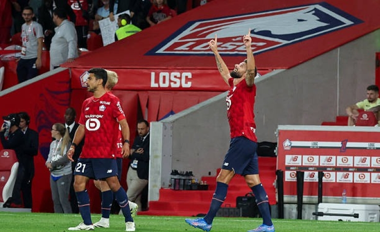 Illustration : "Mercato LOSC : Un défenseur expérimenté suscite l'intérêt des Dogues !"