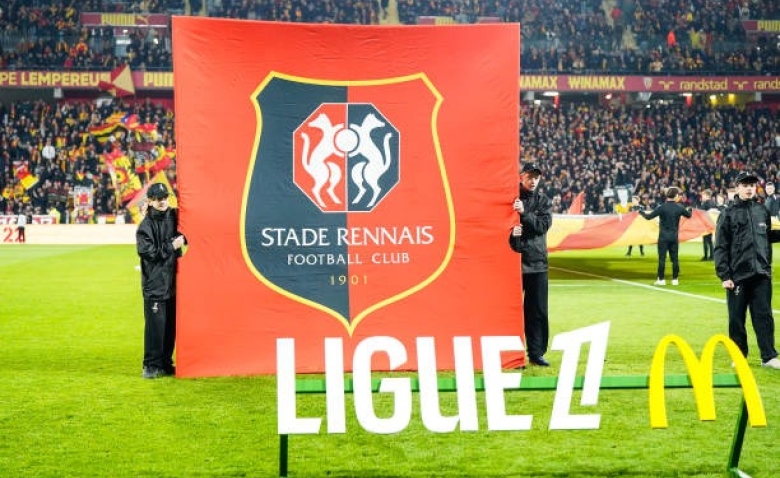 Illustration : "Mercato Rennes : Un accord trouvé pour une signature pleine d'espoirs à la pointe de l'attaque !"