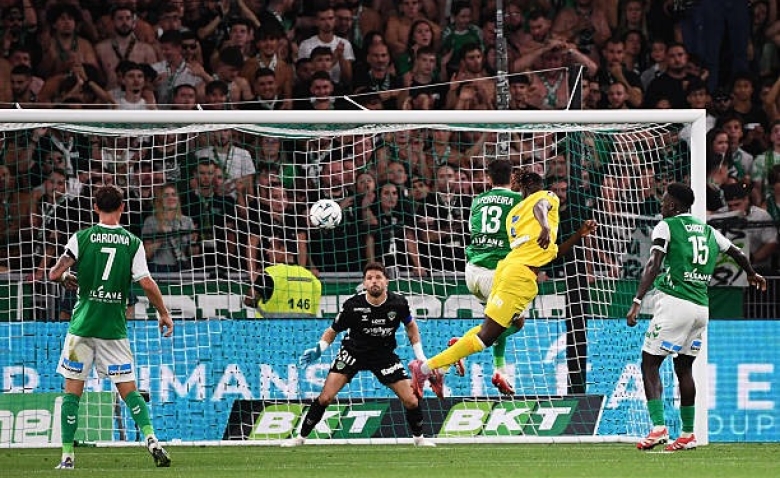 Illustration : "Mercato ASSE : Les Verts à la lutte avec un club de Ligue 1 pour un joyau français !"