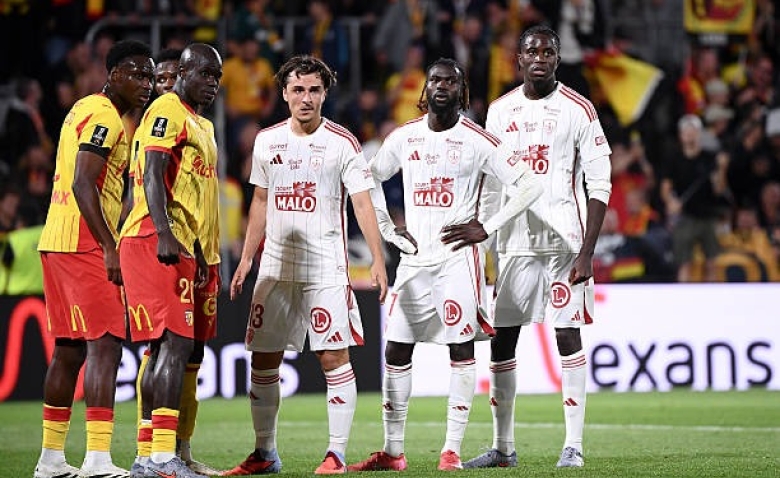 Illustration : "Mercato Brest : Les Bretons grillent la priorité à un concurrent sur un attaquant !"