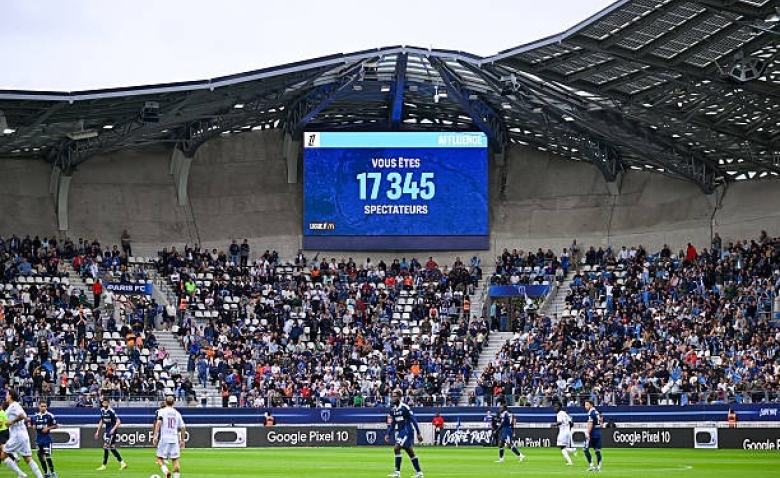 Illustration : "Mercato Paris FC : Une autre piste offensive activée à Saint-Etienne après l'échec Stassin ?"