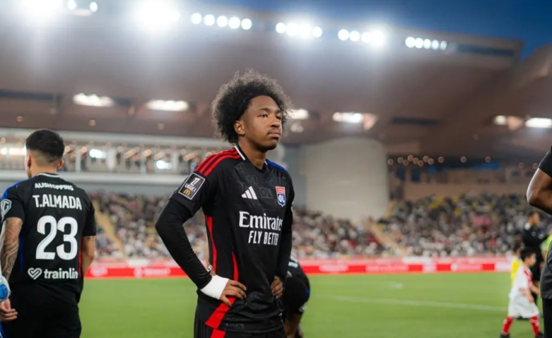 Illustration : "Mercato OL : Une annonce ravit les supporters lyonnais en prévision du mercato hivernal !"