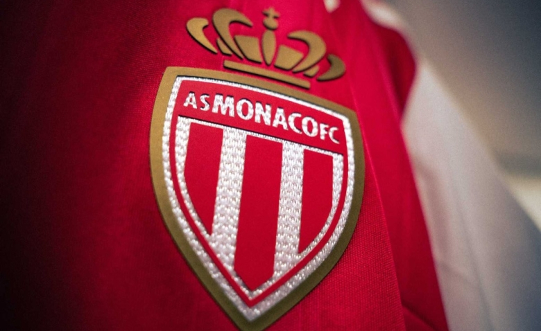 Illustration : "Mercato ASM : Trois jeunes joueurs ambitieux rejoignent l'AS Monaco pour préparer l'avenir "