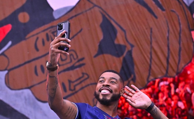 Illustration : "PSG : Le Parc rend hommage à l’un de ses symboles après la rencontre face à Lens"