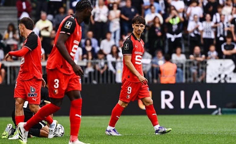 Illustration : "Stade Rennais : Deux Rouge et Noir allumés par un Nantais avant le derby "