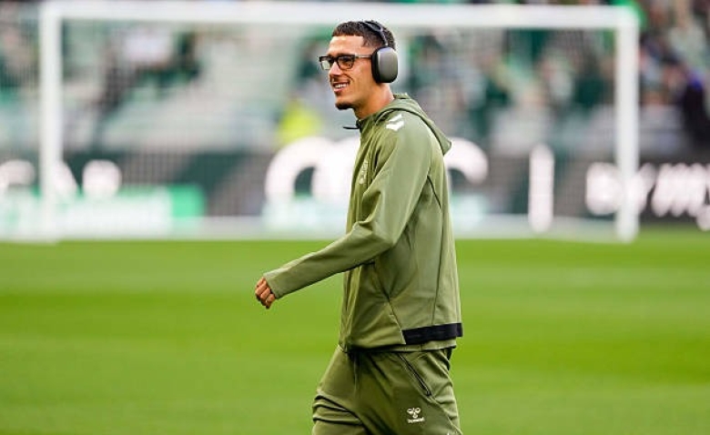 Illustration : "Mercato ASSE : Un changement de cap inattendu pour un Vert sous le feu des projecteurs "