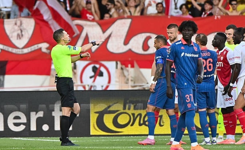 Illustration : "AS Monaco - OGC Nice : Une polémique arbitrale fait grand bruit après la rencontre"