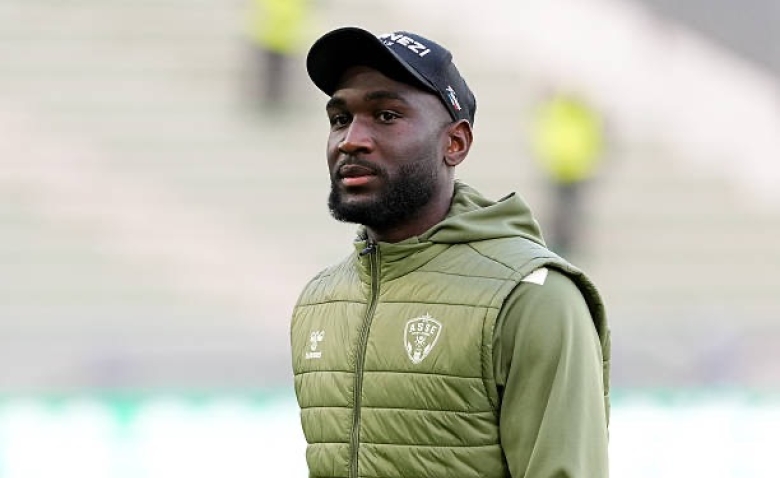 Illustration : "Mercato ASSE : Un Vert décline de nombreuses invitations pour ramener le club en Ligue 1 !"