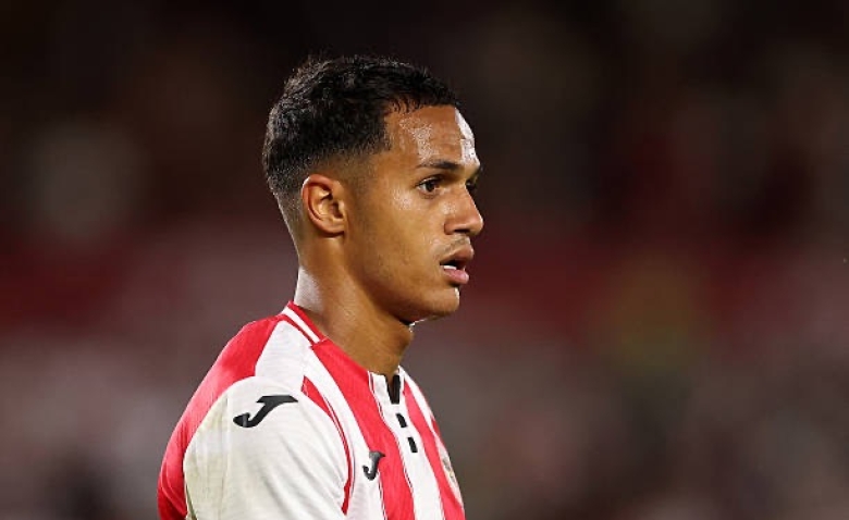 Illustration : "Mercato OL : Une lutte engagée avec un club de L1 pour la signature d'un crack de Premier League !"